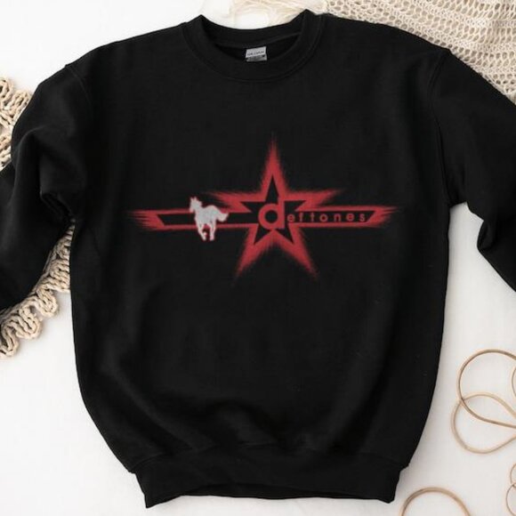 Gildan Tops - Retro 2000 Deftones Pony Giant Band Sweatshirt, Deftones sweater unisex black
